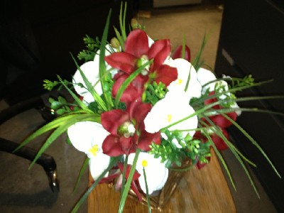 Photo for the news post: Floral – Red and White Centerpiece